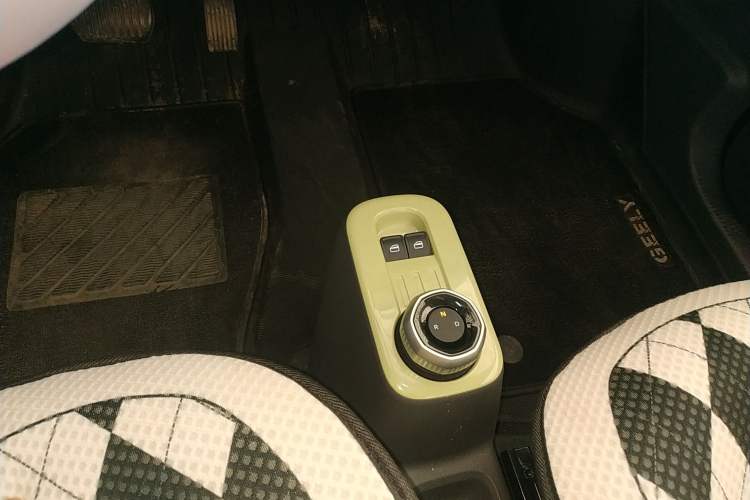 Used Geely Galaxy Panda 2024 Panda Mini 200km Endurance Bear
