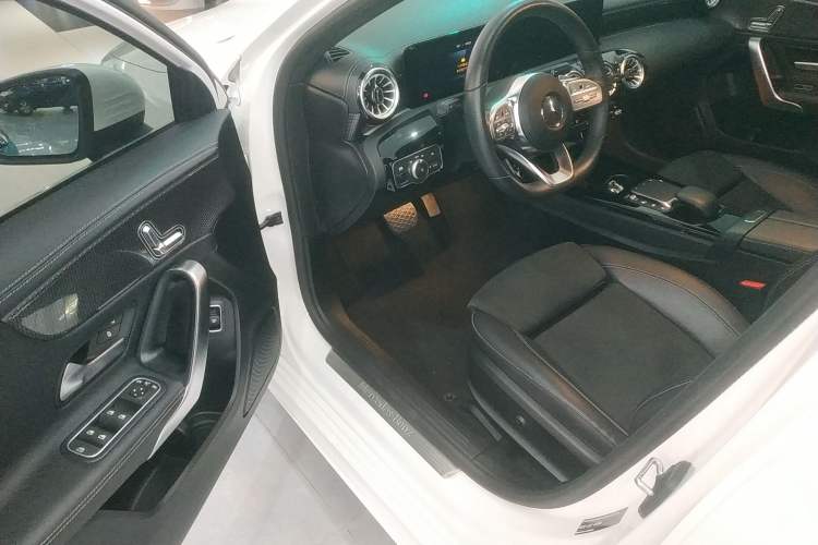 Used Mercedes-Benz A-Class 2022 Revised Version A 200 L Sport Sedan Fashionable Style
