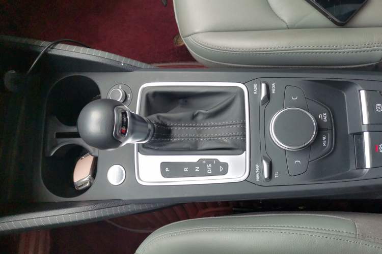 Used Audi Q2L 2022 35 TFSI Fashionable and Elegant Model Gear Lever