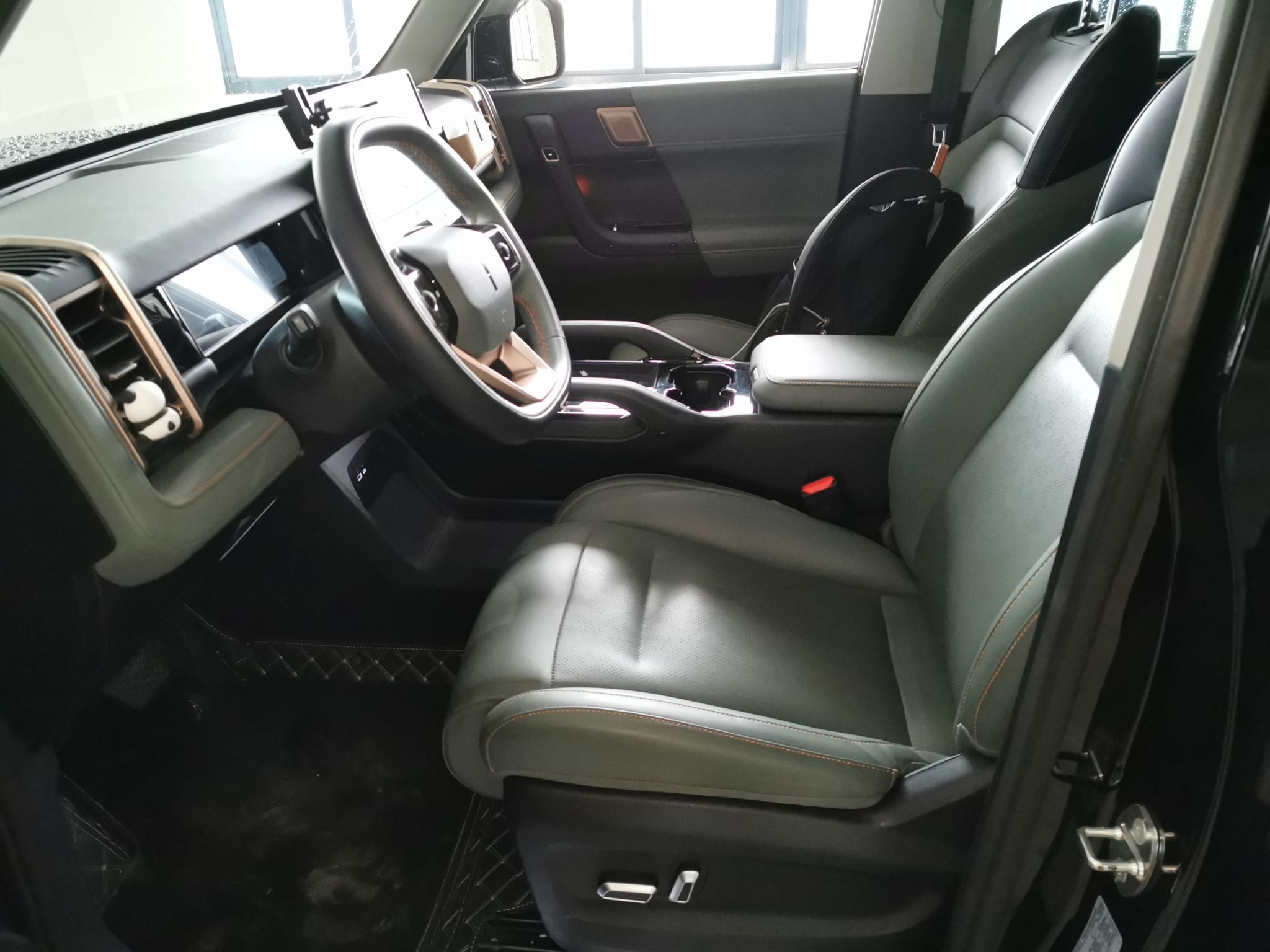 المقاعد الأمامية داخل السيارة