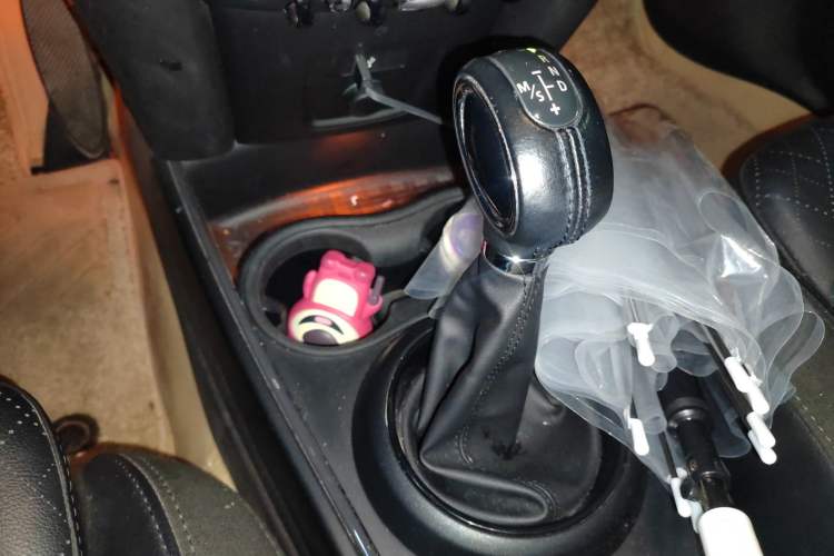 Used MINI Countryman 2018 1.5T COOPER ALL4 Artist Gear Lever