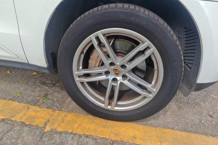 Used Porsche Macan 2016 Macan S 3.0T Right Front Wheel Hub