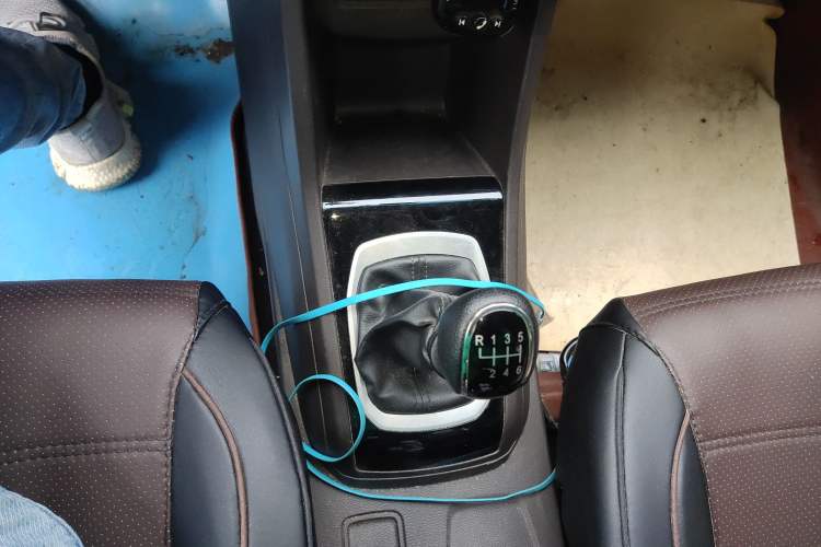 Used Baojun 310W 2017 1.5L Manual Comfort Version China VI Emission Standard Gear Lever