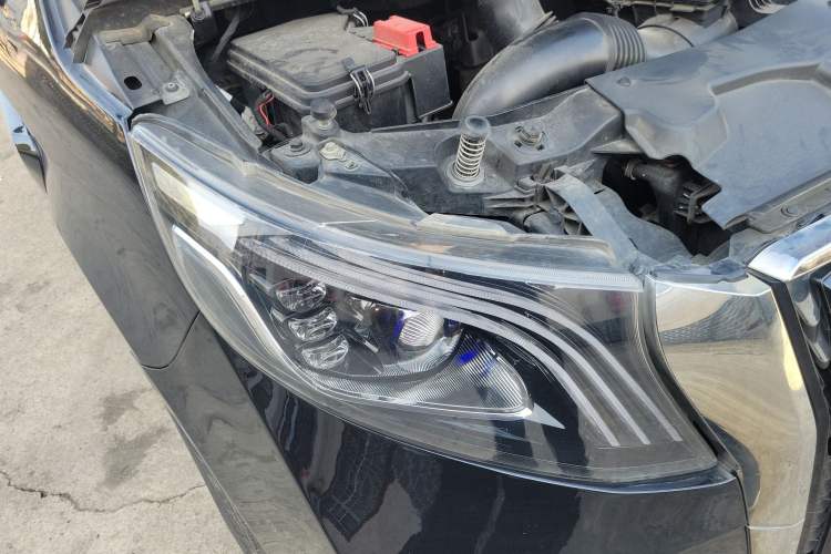 Used Mercedes-Benz Vito 2023 2.0T Business Version 7 Seats Right Front Headlight