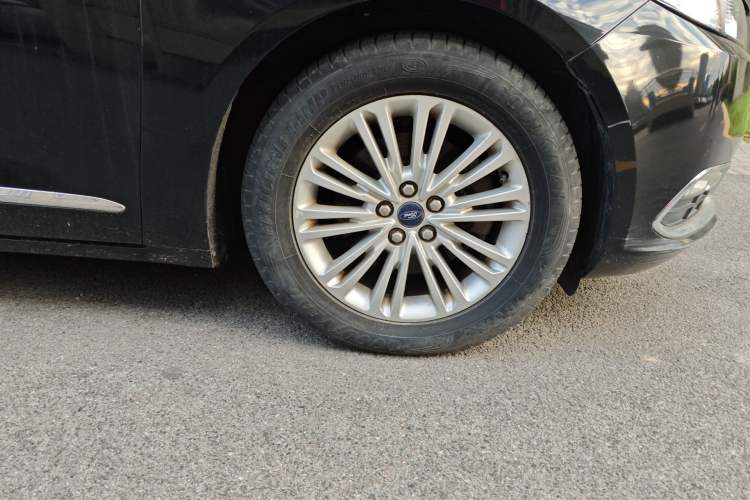 Used Ford Taurus 2015 EcoBoost 245 Fashion Edition Right Front Wheel Hub