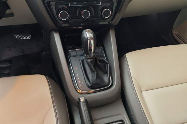 Used Volkswagen Sagitar 2015 230TSI Automatic Comfort Version Gear Lever