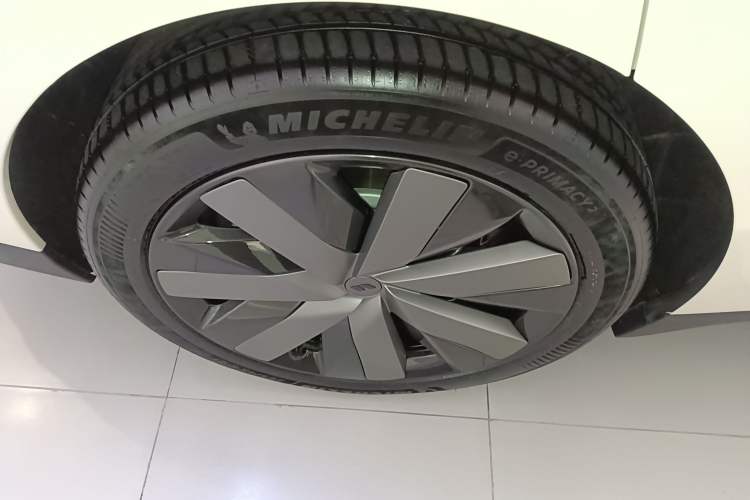 Used Li Auto i6 2025 Model Two-Wheel-Drive Standard Type Right Rear Wheel Hub