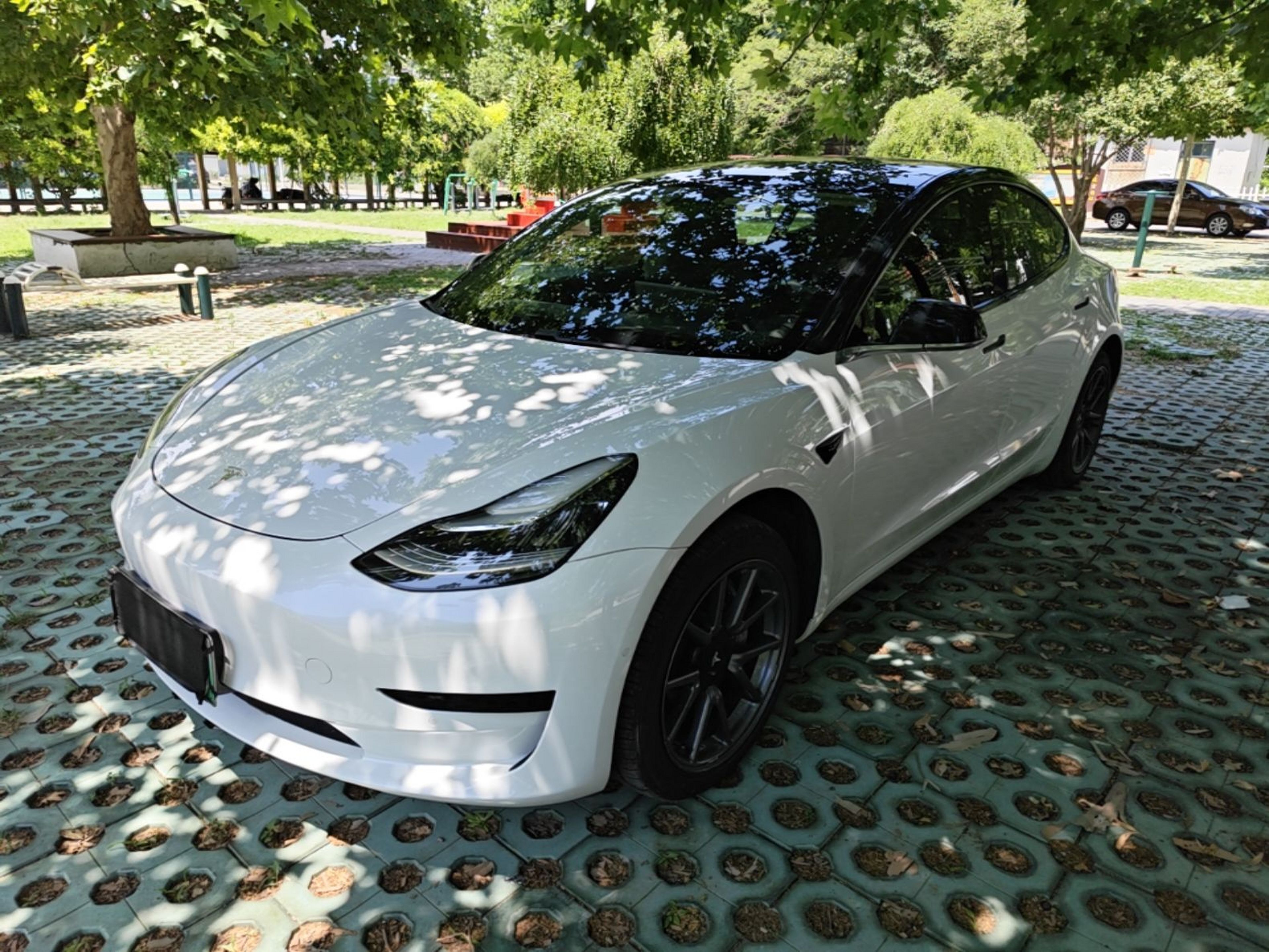 Unter der Vorderseite des Autos