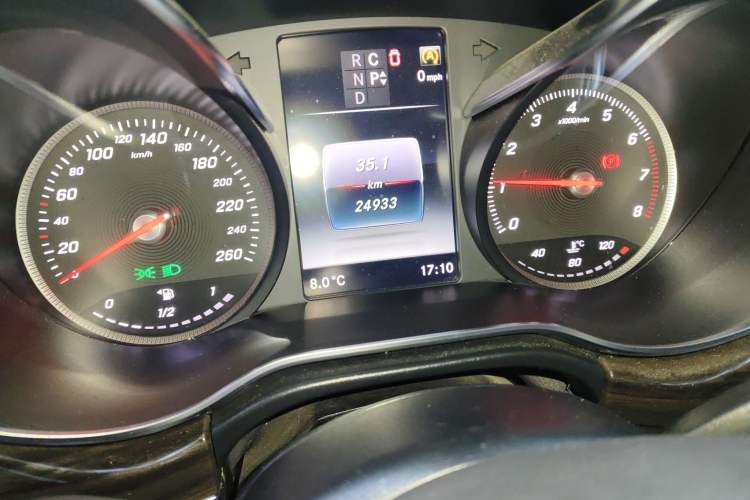 Used Mercedes-Benz V-Class 2018 V 260 Avantgarde Edition China V Odometer Close Up