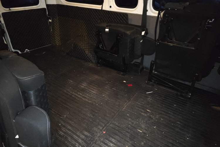 Used SAIC MAXUS Xintu V80 2024 Aotong Value Edition 6MT Long-Wheelbase Mid-Roof Model with 127 Ps Available in 6/7/8/9-Seater Configurations
