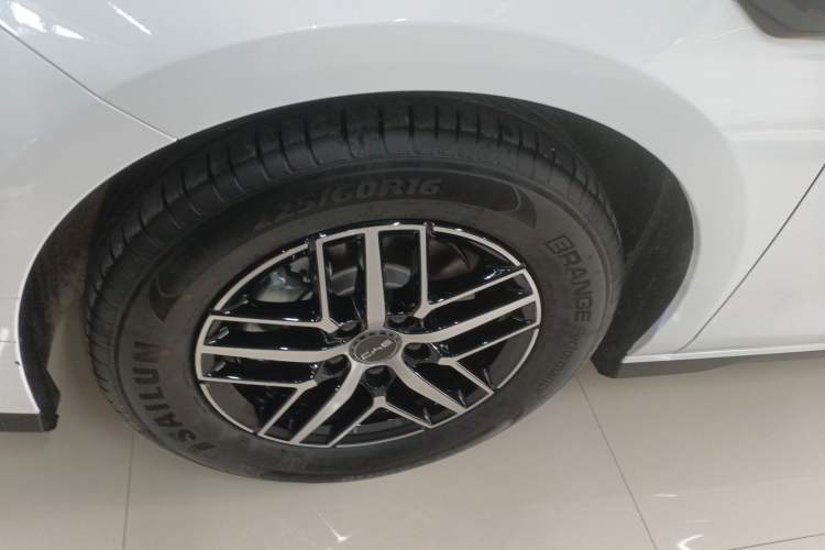 Used BYD Seal 05 DM-i 2025 DM-i Smart Drive 55KM Prestige Model Left Front Wheel Hub