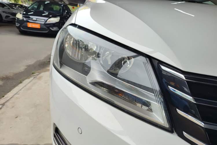 Used Volkswagen Magotan 2012 Travel Edition 2.0 TSI Comfort Version Right Front Headlight