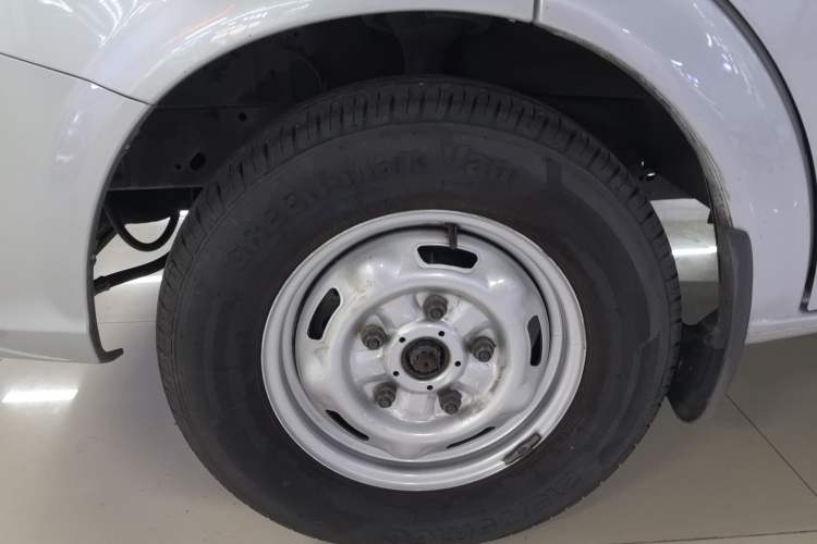 Used JMC Fushun 2023 2.0T Manual Short-Wheelbase Low-Roof Commercial Multi-Purpose Passenger Vehicle 6 Seats with Dual-Opening Tailgate