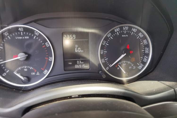 Used Skoda Octavia 2015 Classic Model 1.6L Manual Eado Version Odometer Close Up