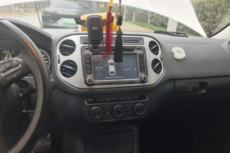 Used Volkswagen Tiguan 2013 1.8 TSI Automatic Two-Wheel Drive Comfort Edition Audio And AC Panel