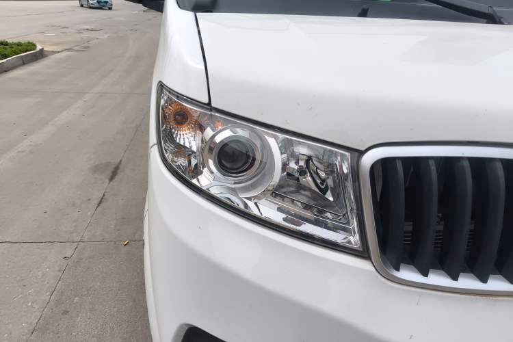 Used Jinbei Hiace X30 2024 1.5L Champion Edition Passenger Vehicle 5/6/7 Seats Right Front Headlight