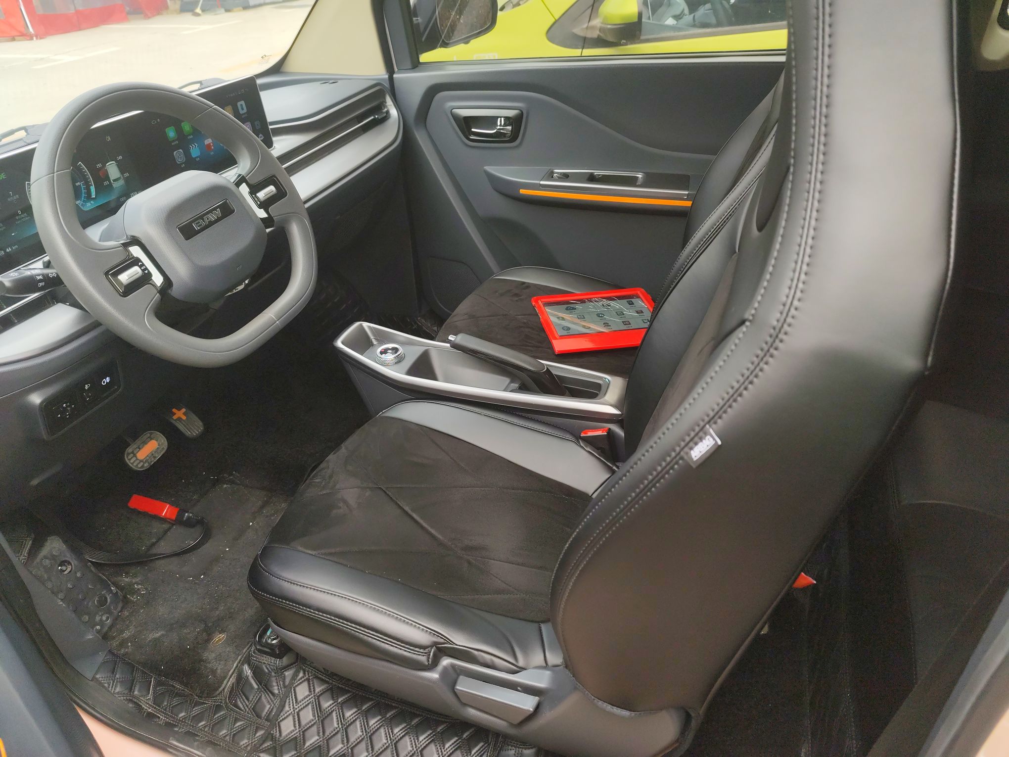 المقاعد الأمامية داخل السيارة