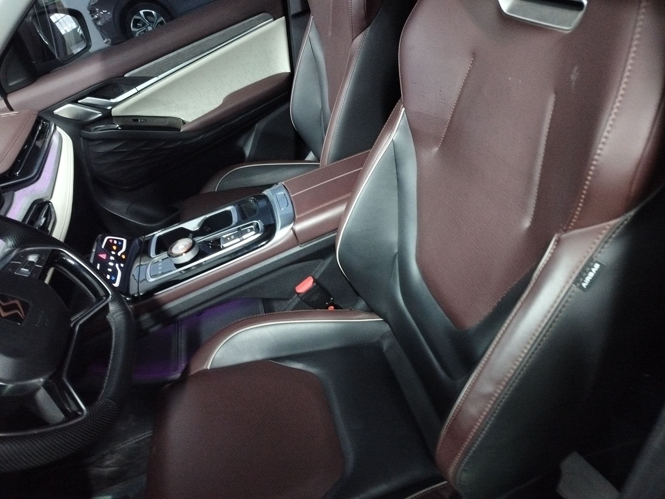 Переднее сиденье в автомобиле