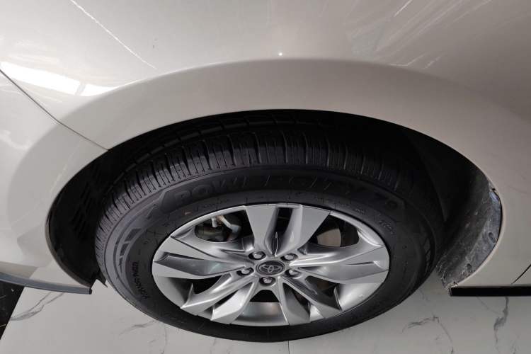 Used Toyota SIENNA 2021 2.5L Hybrid Platinum Edition Left Front Wheel Hub