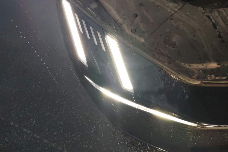 Used Lynk & Co Z10 2025 95 kWh 766 km Range Rear-Wheel Drive Max Right Front Headlight