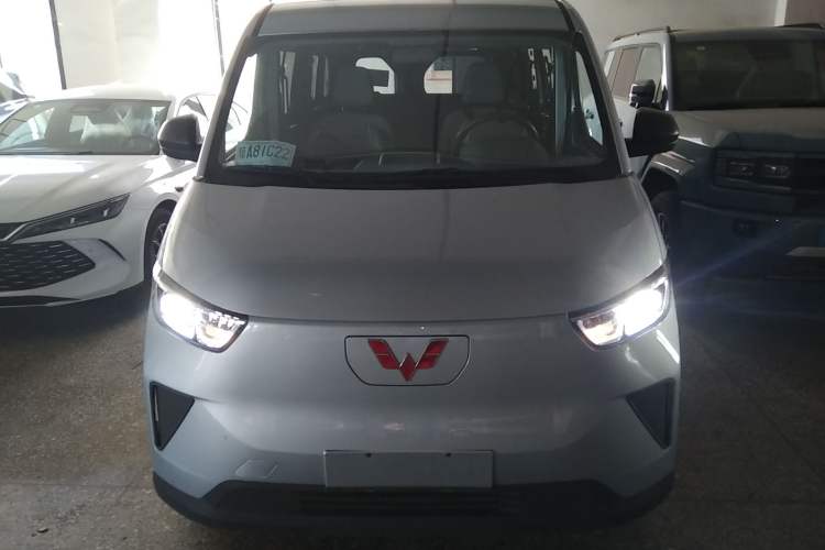 Used Wuling Yangguang 2024 300KM Comfort Version Passenger Van 75kW
