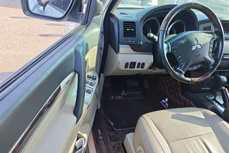 Used Mitsubishi Pajero  Driver Seat