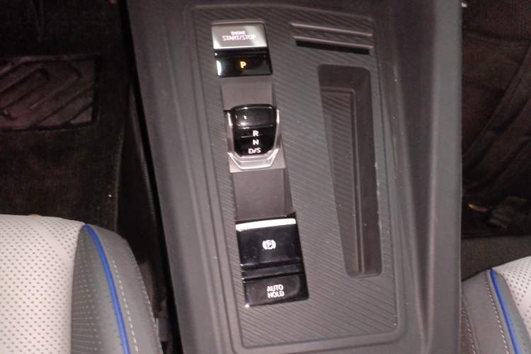 Used Volkswagen Golf 2025 300TSI R-Line
