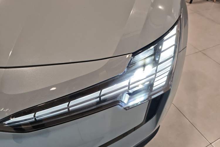 Used Volvo EX30 2025 Rear-Drive Long-Range Plus Model Left Front Headlight