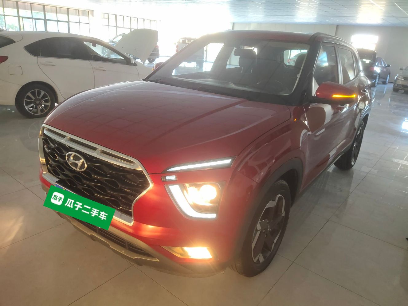 تحت مقدمة السيارة