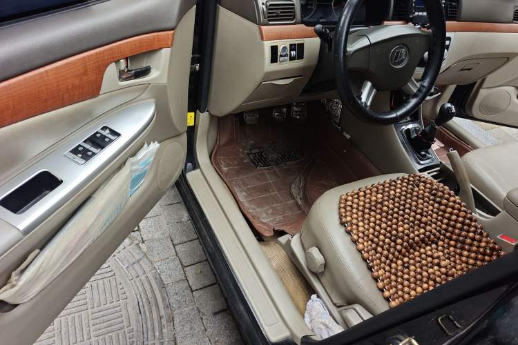 Used Lifan Auto 620 2010 Platinum Edition 1.5L Manual Premium Model Driver Seat