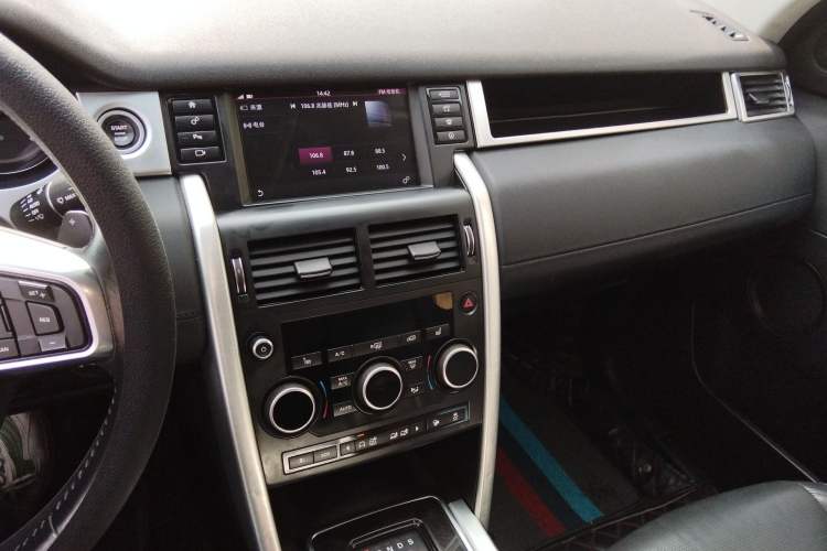 Used Land Rover Discovery Sport 2017 2.0T HSE Audio And AC Panel