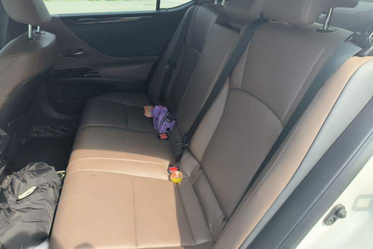 Used Lexus ES 2022 300h Excellence Edition Interior 4