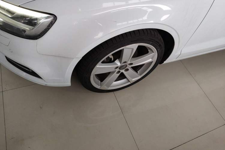 Used Audi A3 2017 Limousine 35 TFSI Style Edition Left Front Wheel Hub