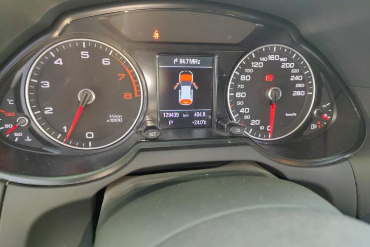 Used Audi Q5 2015 40 TFSI Comfort Model Odometer Close Up