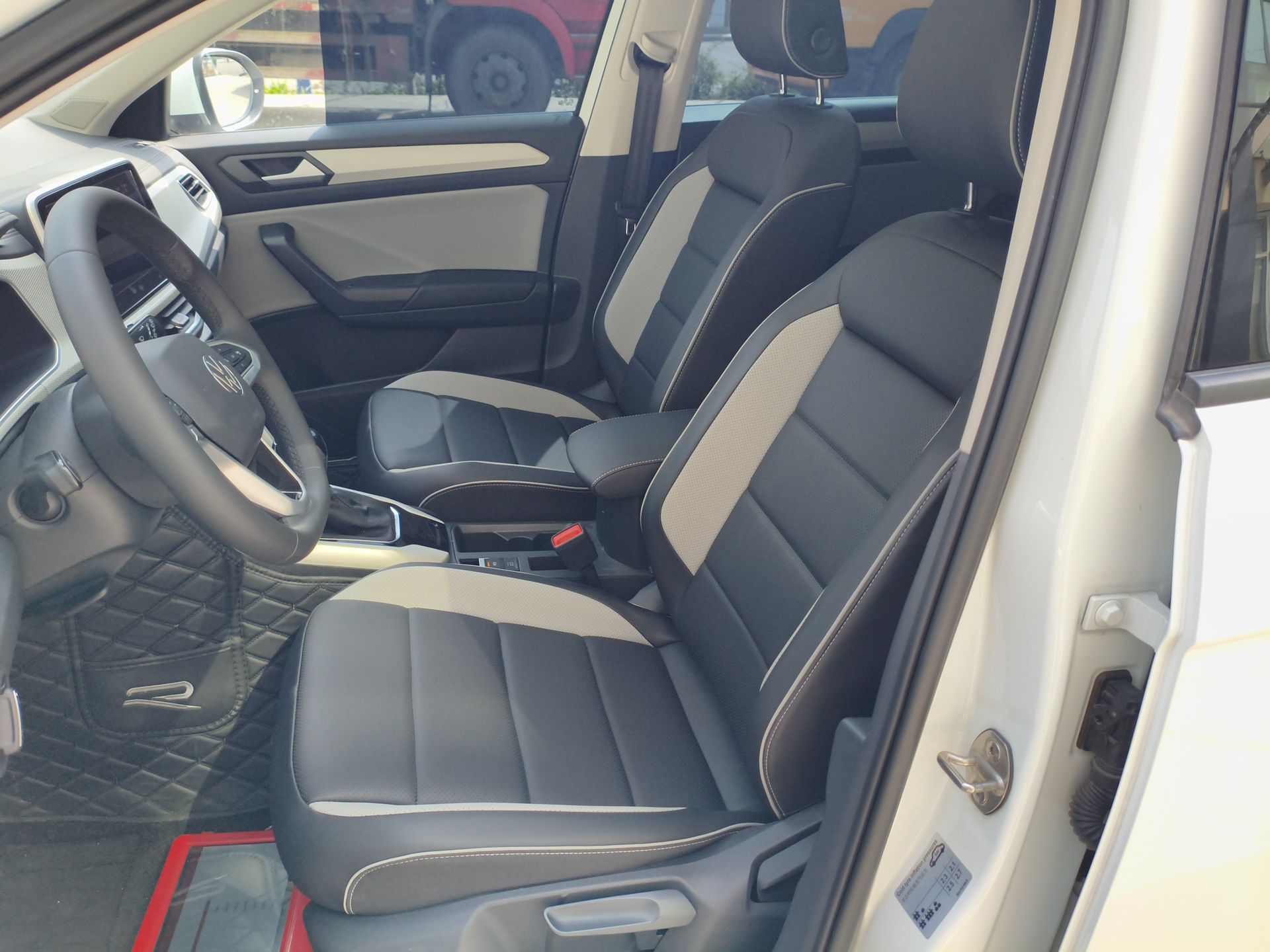 المقاعد الأمامية داخل السيارة