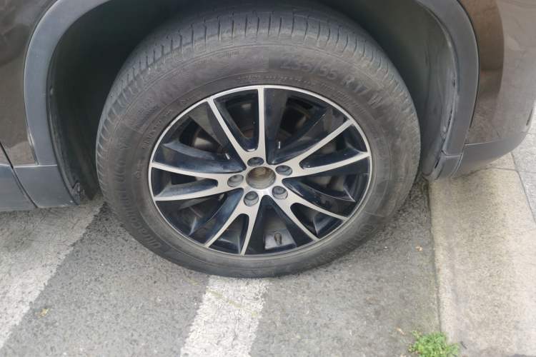 Used Volkswagen Tiguan 2013 1.8 TSI Automatic All-Wheel Drive Luxury Model Right Front Wheel Hub