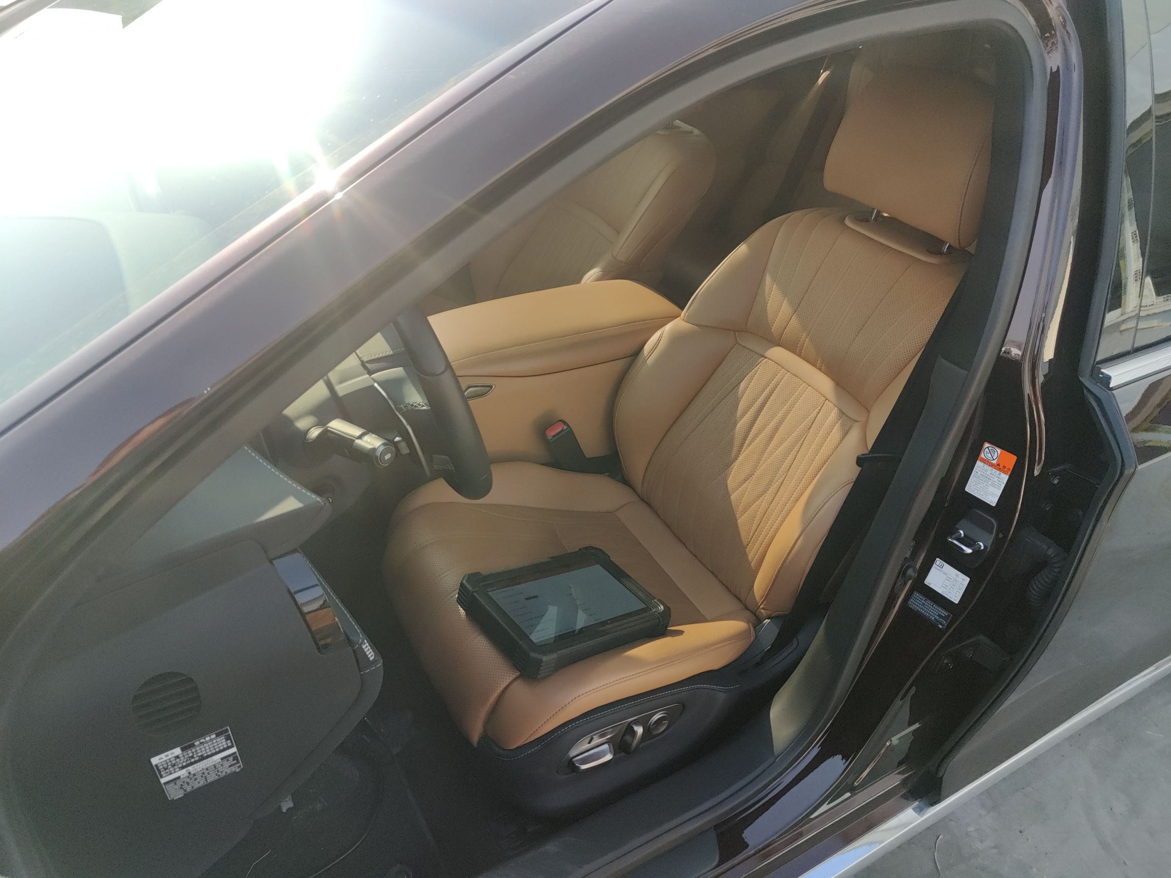 المقاعد الأمامية داخل السيارة