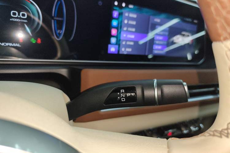 Used ORA Good Cat 2023 401 km Standard Range Luxury Version Lithium Iron Phosphate Gear Lever