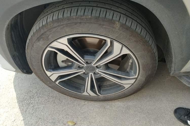 Used Geely Galaxy L7 2024 1.5T 115 km PLUS Dragon Edition Left Front Wheel Hub
