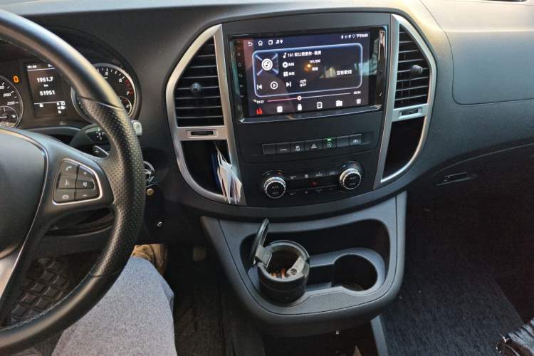 Used Mercedes-Benz Vito 2023 2.0T Business Version 7 Seats Audio And AC Panel