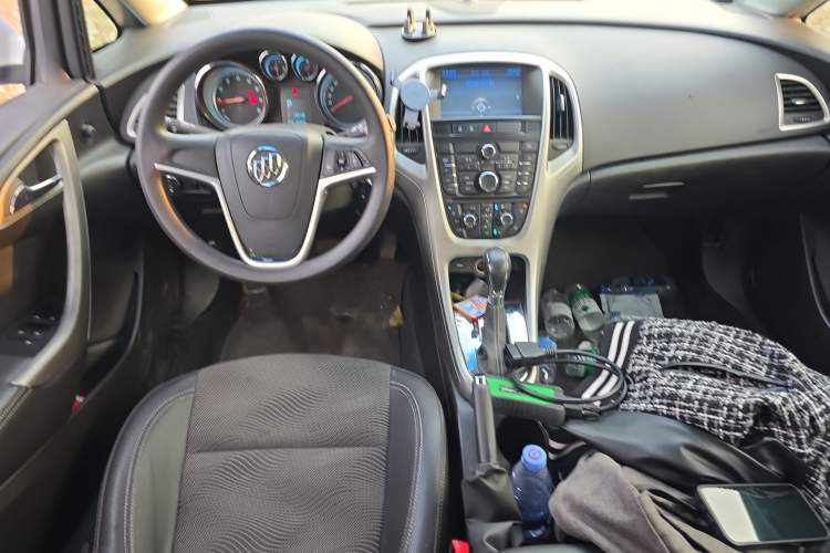 Used Buick GT 2013 XT 1.6L Automatic Fashion Edition Center Console