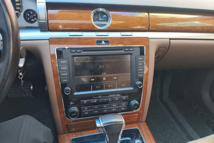 Used Volkswagen Phaeton 2012 3.0L Business Edition Audio And AC Panel