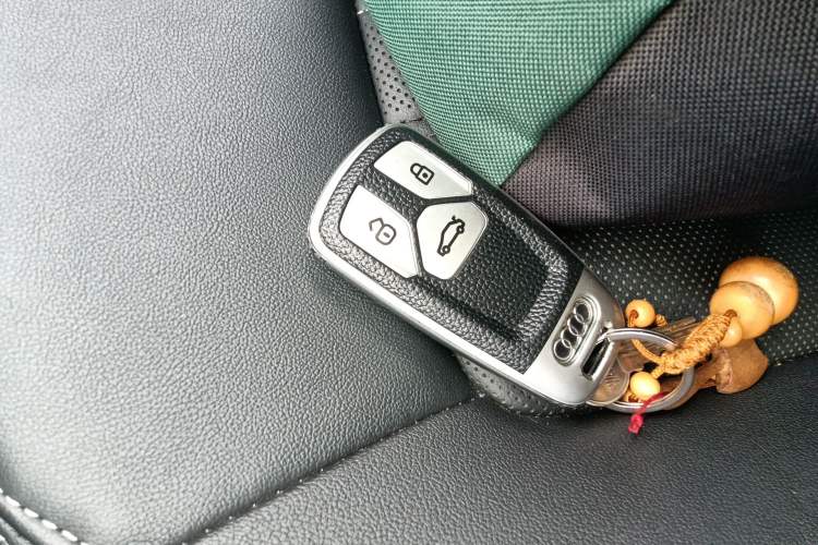 Used Audi Q5L 2022 40T Fashionable and Elegant Model Vehicle Key