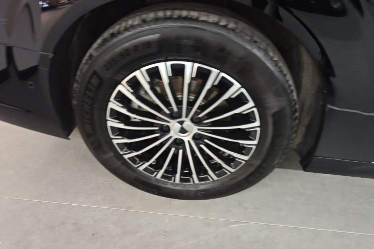 Used Denza D9 2022 DM-i 970 Four-Wheel Drive Flagship Model Right Rear Wheel Hub