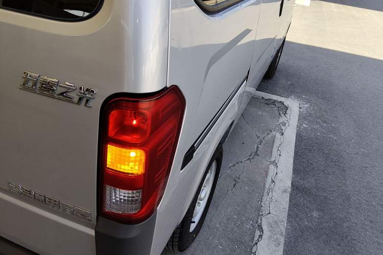 Used Wuling Zhiguang 2023 1.5L Practical Version 5/7 Seats Right Rear Taillight