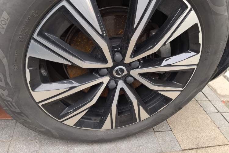 Used Volvo XC60 2024 B5 4x4 Smart Luxury Edition Right Front Wheel Hub