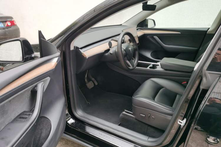 Used Tesla Model Y 2022 Long-Range All-Wheel-Drive Version
