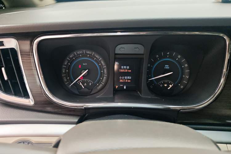 Used Buick GL8 2011 3.0L GT Luxury Business Haoya Edition Odometer Close Up