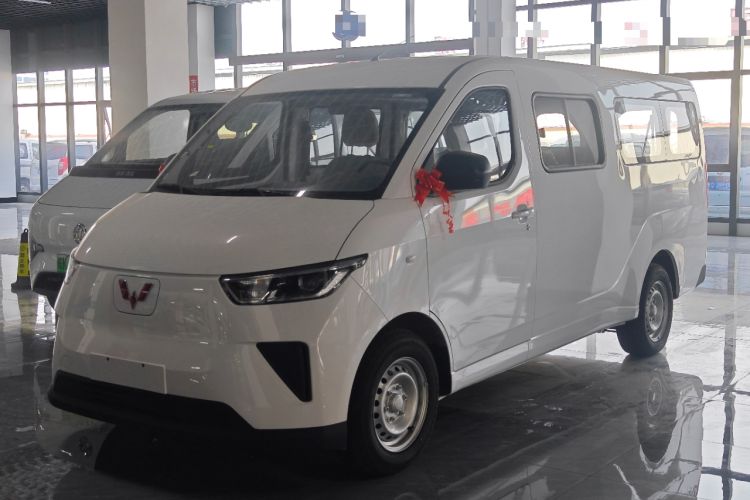 Used Wuling Yangguang 2025 Model 310KM Bus Edition—Customized by CATL