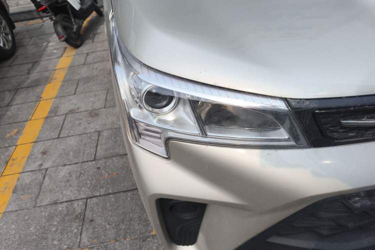 Used Dongfeng Fengon 380 2022 1.5L Comfort-Class Passenger Vehicle (Spiral Spring) – 7 Seats Right Front Headlight